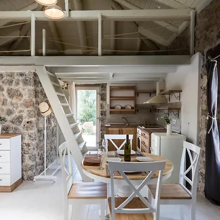 度假居 The Wild Cyclamen Stone House And Estate In *