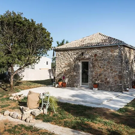 The Wild Cyclamen Stone House And Estate In 度假居