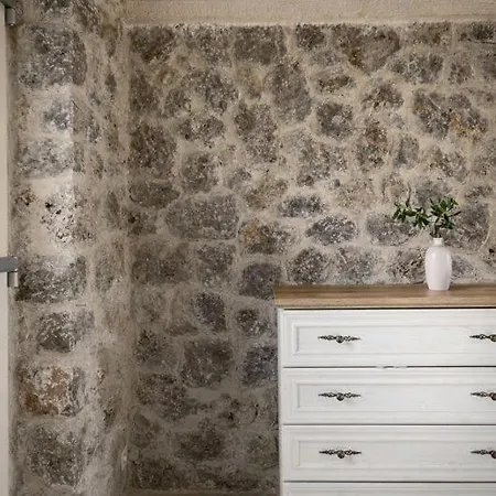 The Wild Cyclamen Stone House And Estate In 度假居 *