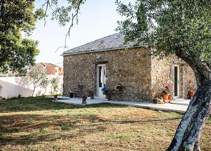 The Wild Cyclamen Stone House And Estate Дом отдыха Дассия